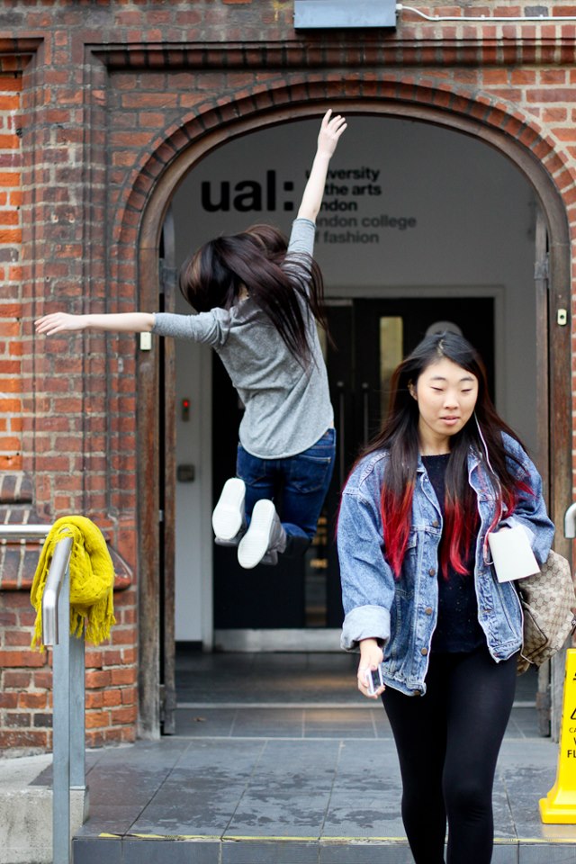 Счастливые студенты London College of Fashion, снятые на камеру студенткой Марией Кир