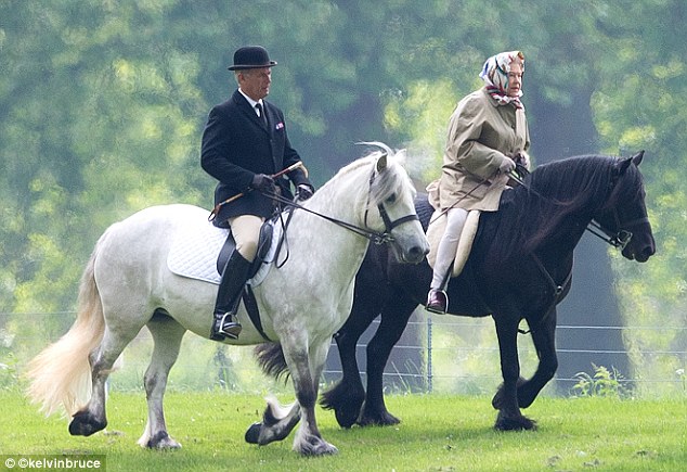 Хороший денек для конной прогулки: королева на своем горном пони Карлтонлиме Эмме в Большом Виндзорском парке этим утром.