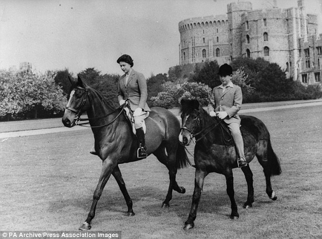 Верховые прогулки: королева давно увлекается утренними конными прогулками в Виндзоре. Фото сделано в 1961 г.