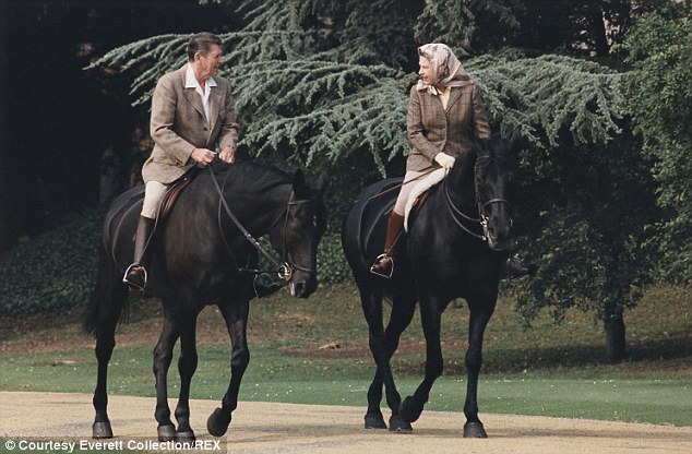 Любимец: королева на верховой прогулке с Рональдом Рейганом на своем любимом парадном коне Бирманце.