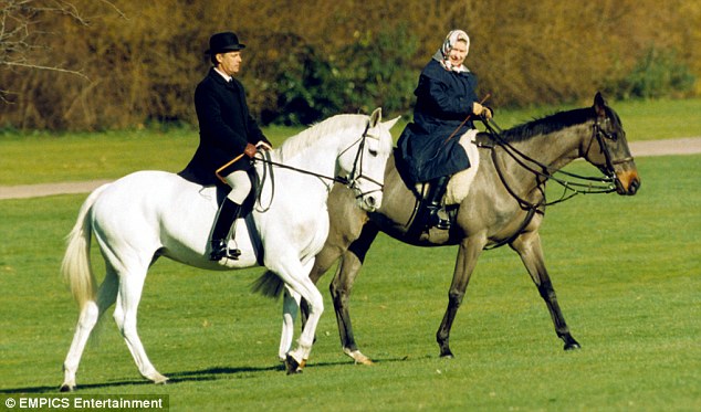 Пылкая наездница: Сейчас Елизавета II вынуждена довольствоваться пони, а когда-то она езжала и на таких чистокровных красавцах, как этот (1997 г.).