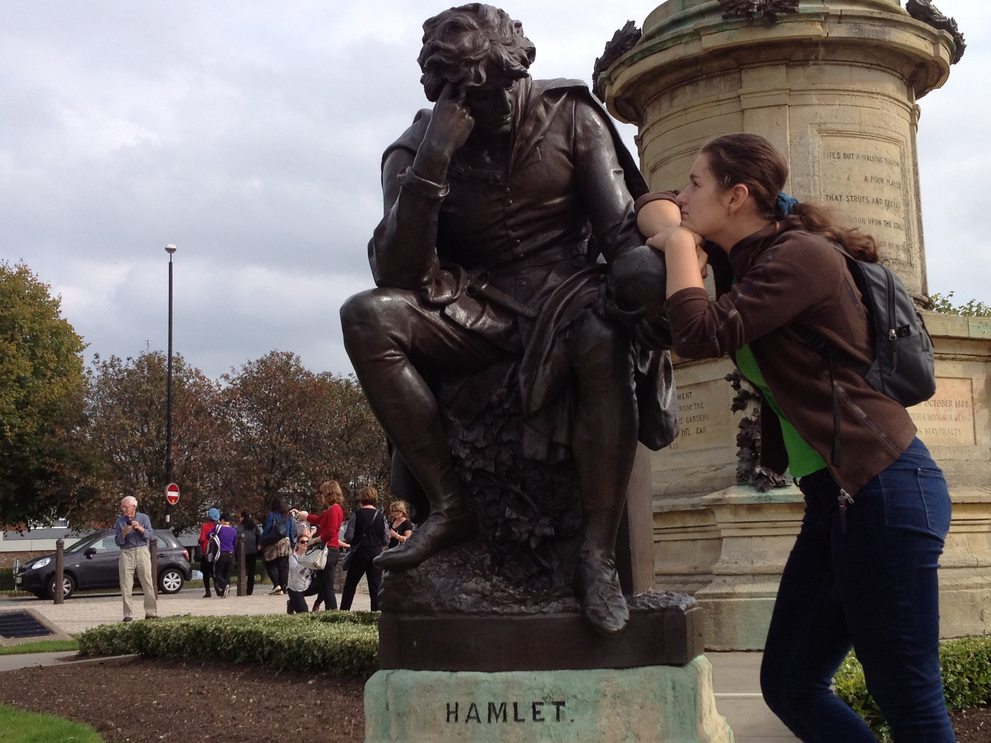 Памятник Гамлету на родине Шекспира - городок Стрэдфорд-на-Эйвоне
