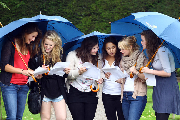 Студентки под зонтиками