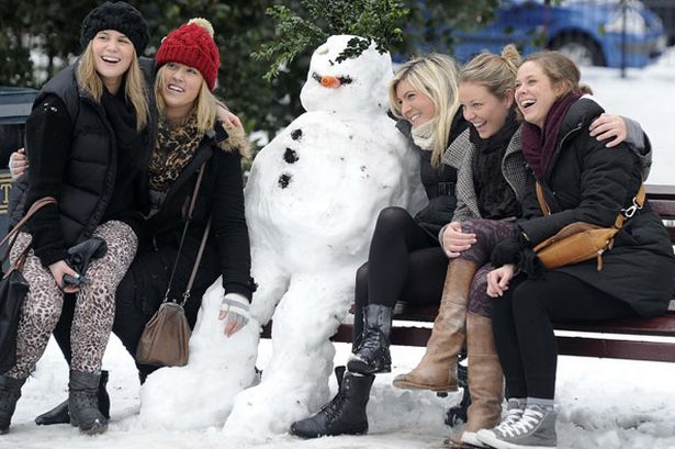 Девушки и Снеговик (фото Reuters)