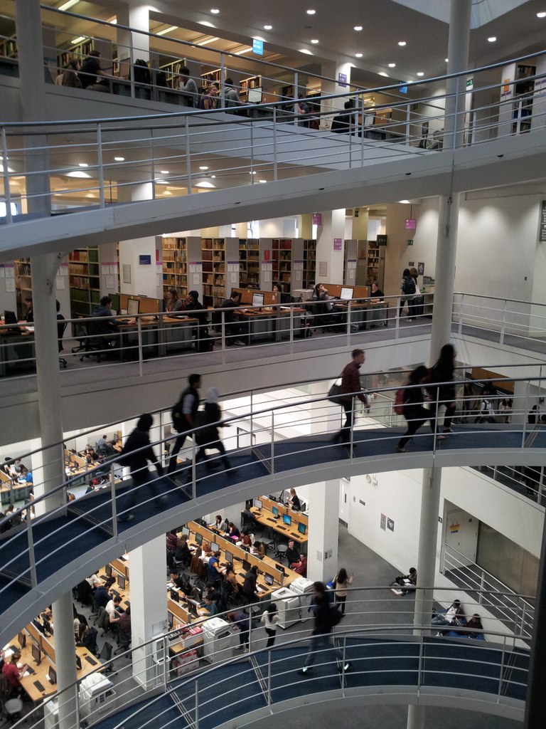Здание и атмосфера библиотеки вдохновляет на самообразование